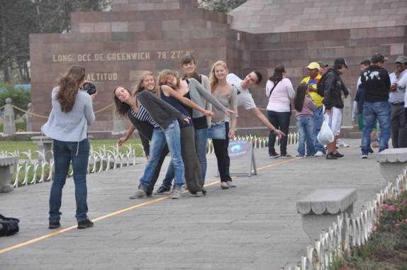 Tradicional foto sobre a Linha do Equador, em Mitad del Mundo - Equador